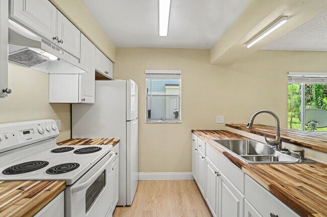 Building Photo - 2290-2296 Fox Hollow Dr.