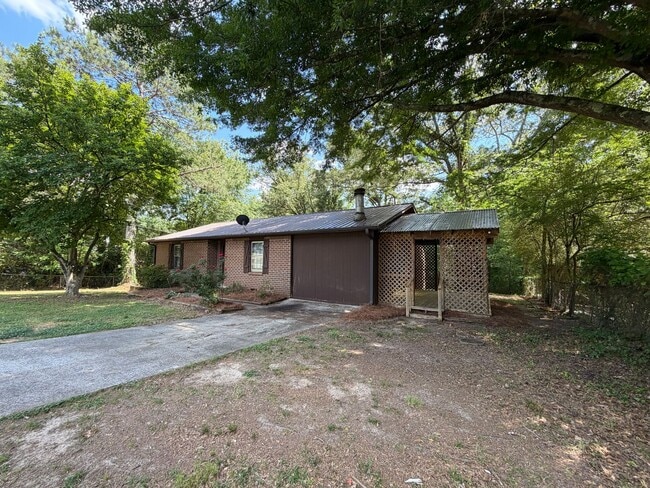 Building Photo - Nice 3/1.5 House in Silver Creek- $1,295