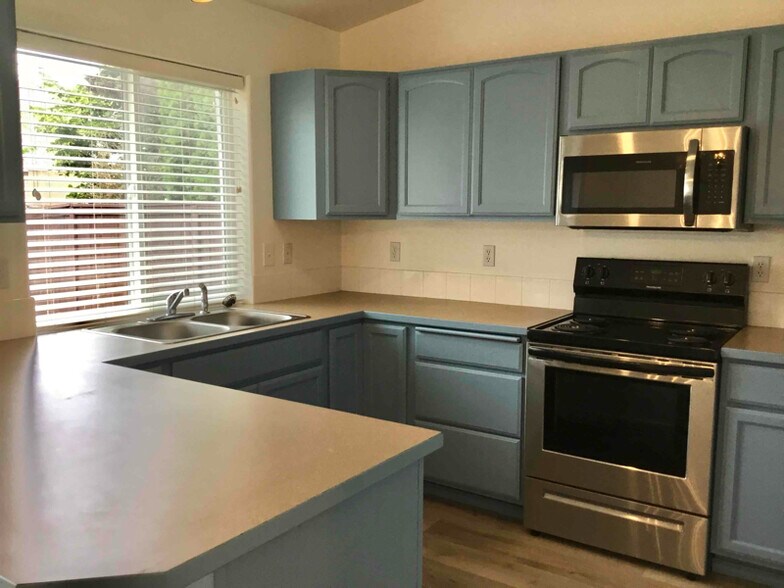 Building Photo - 2917 W Versailles Dr
