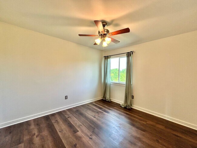Building Photo - Gorgeous 3 Bed 2.5 Bath Single Family Home