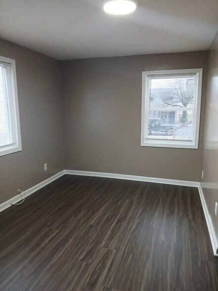 Building Photo - 216 N Main St