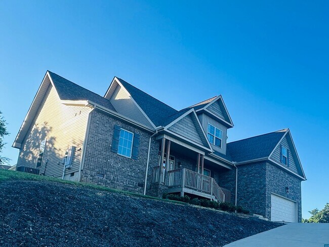 Building Photo - Incredible views 4 bed / 2.5 bath, master on main