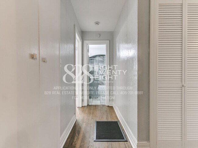 Building Photo - *AVAILABLE NOW!* 2 Bed/2 Bath Duplex Close to Campus Corner!