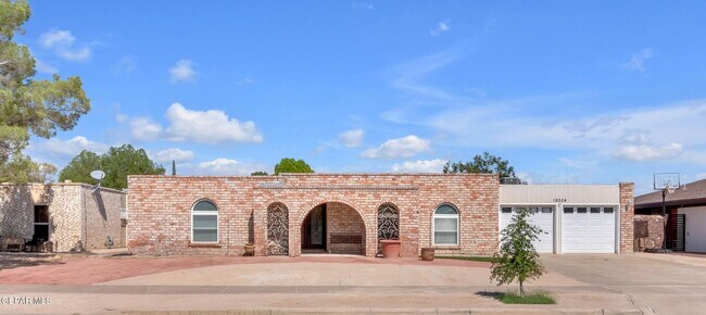 Building Photo - Come to check this beautiful house 4 bedrooms, possible 5th bed and 3 baths.
