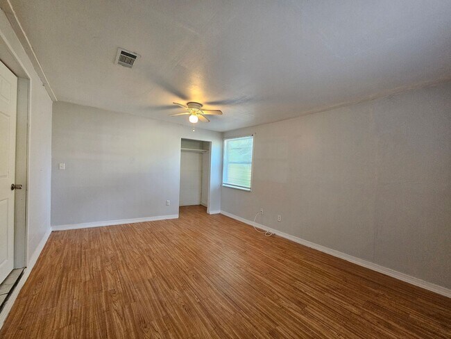 Building Photo - Charming 3-Bedroom, 2-Bath Home with Bonus Room and Detached Garage in Lakeland!!