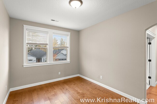 Building Photo - 4 Bedroom 3 Bath Upscale Luxury Fishers Landing Townhome