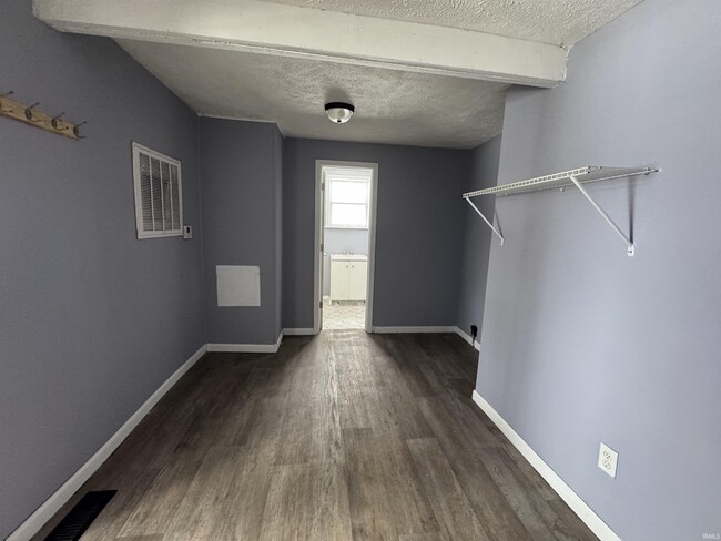 Building Photo - 1613 W 15th St