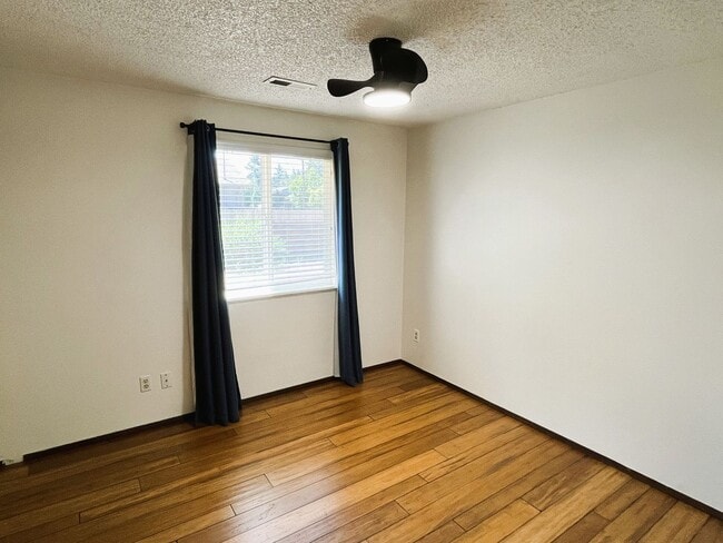 Building Photo - HALF OFF OF FIRST MONTH'S RENT! Beautifull...