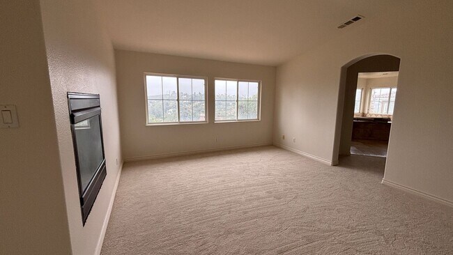 Building Photo - Large lovely home with amazing views!