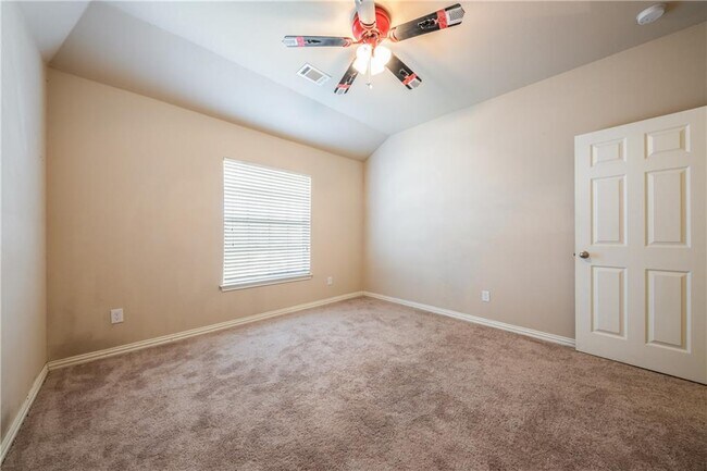 Building Photo - 2005 Santa barbara Ct