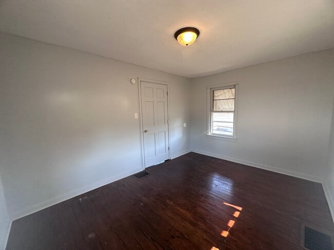 Building Photo - 911 Main-W