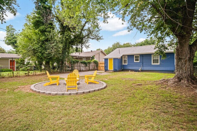 Building Photo - 912 W Comanche St