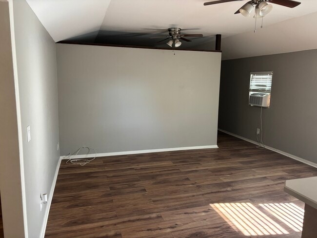 Building Photo - 1042 5th St