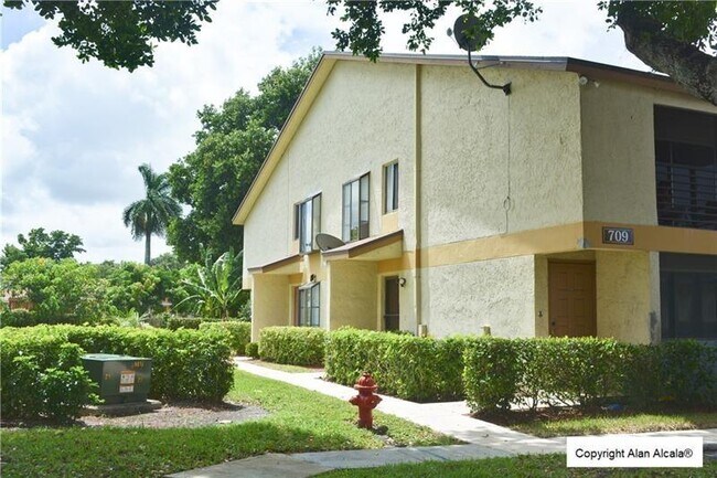 Building Photo - 709 Gardens Dr