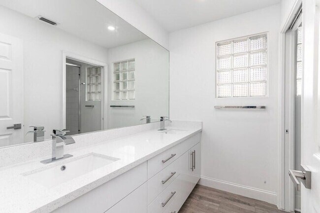 Building Photo - 10879 Handel Pl