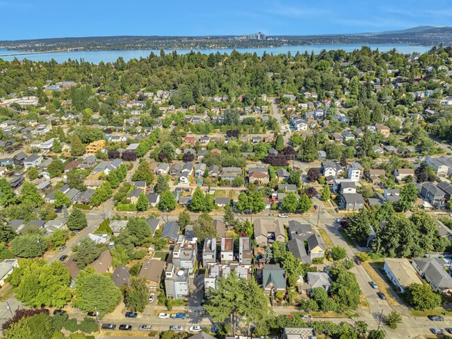 Building Photo - Great stand alone town home