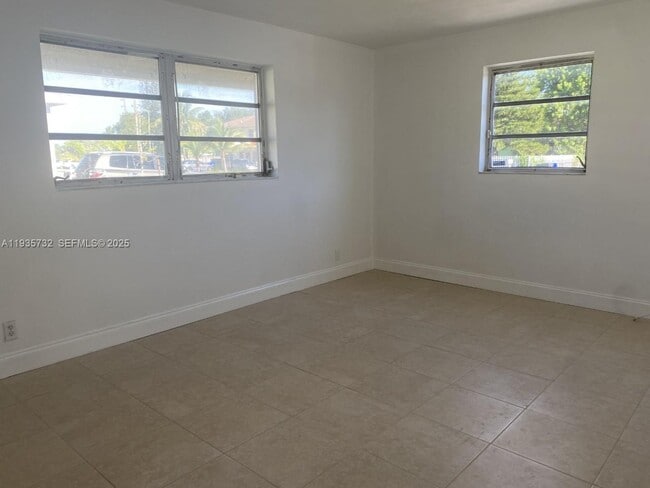 Building Photo - 5904 SW 27th St