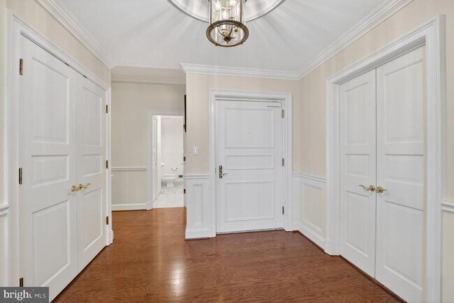 Building Photo - 1300 Army Navy Dr