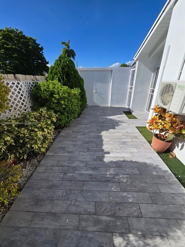 Building Photo - 12352 SW 18th Terrace