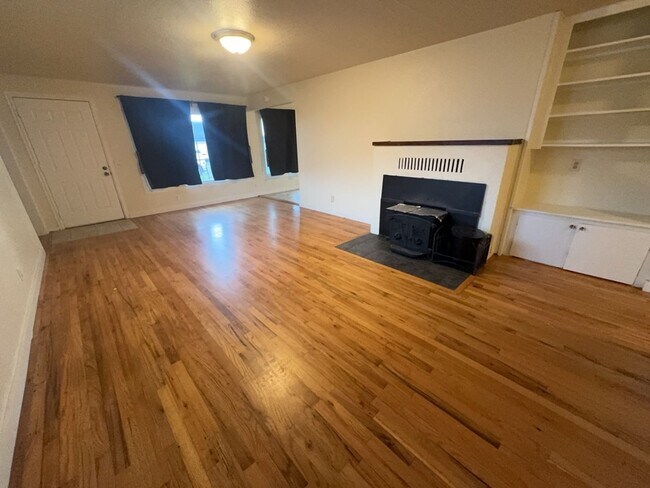 Building Photo - Pet-friendly 3 Bedroom 1 Bath Home close t...