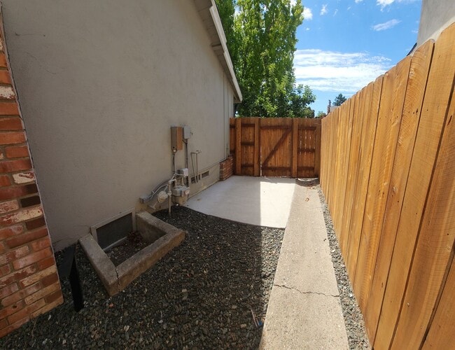 Building Photo - 6 bed 3 bath Spacious home near Cal Poly