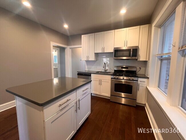 Building Photo - 5653 N Talman Ave