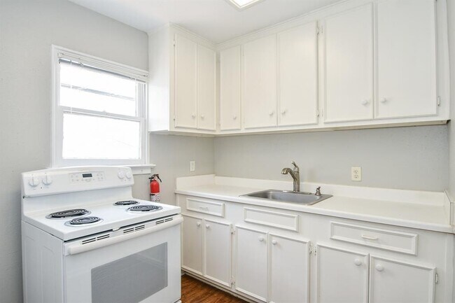 Building Photo - 2722 Wroxton Rd