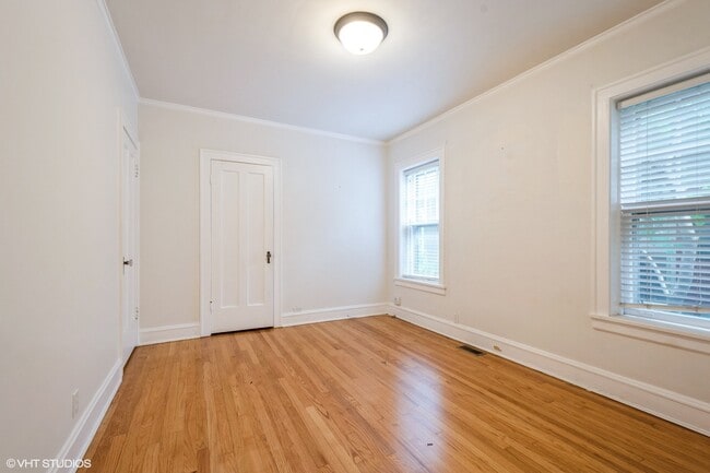 Building Photo - 557 Barton Ave