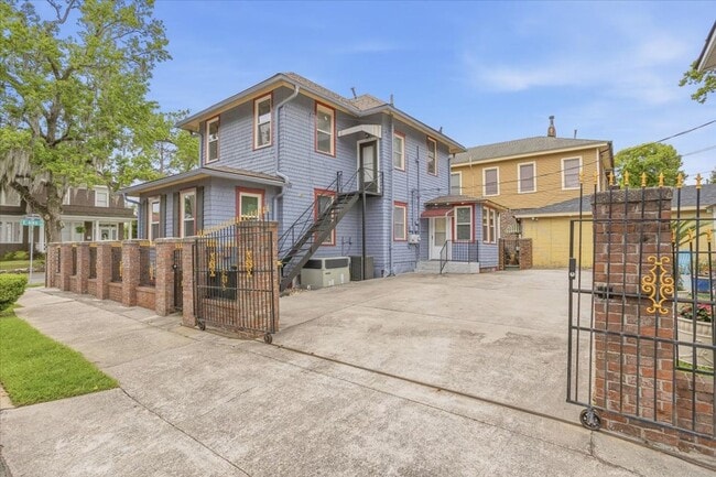 Building Photo - Spacious 2BR/1BA Lower-Level Apartment Near Downtown Savannah