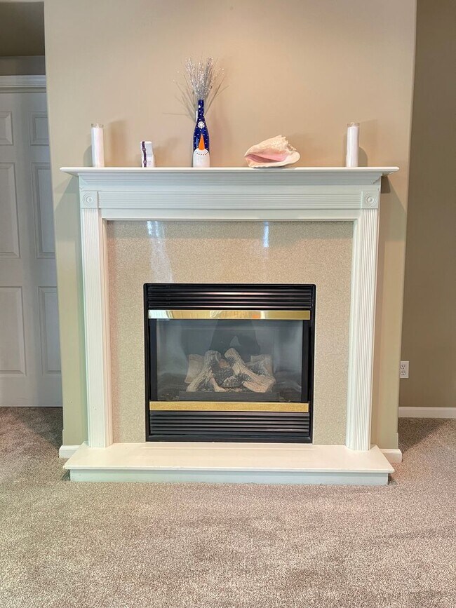 Building Photo - Move-in special. Beautiful 4 bed 2.5 bath 3000+sq ft