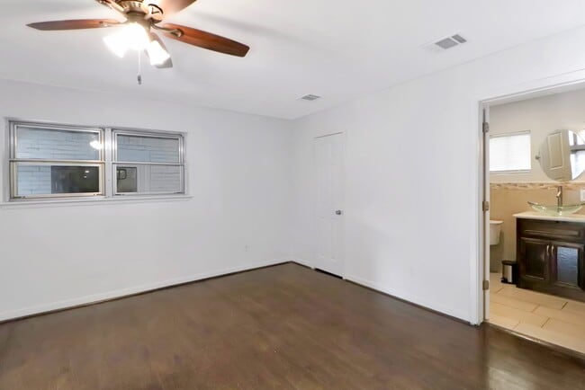 Building Photo - 5602 Sylmar Rd