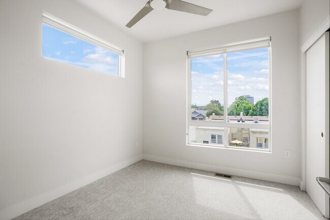 Building Photo - Stylish Sloan’s Lake Townhome with Rooftop...