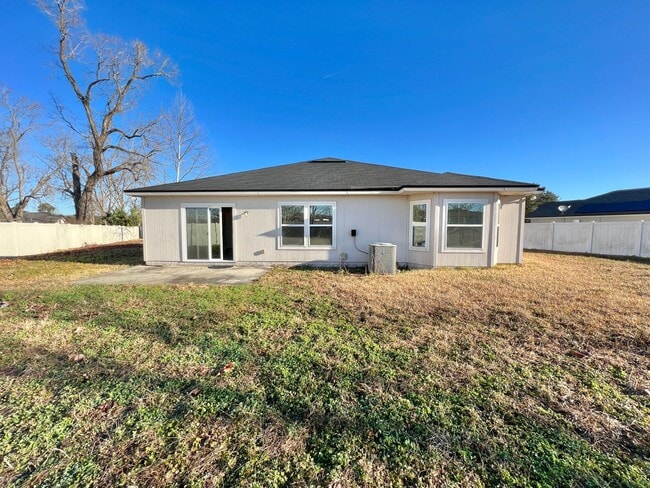 Building Photo - Spacious 4 bedrooms