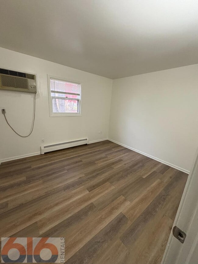 Building Photo - 630 56th St SE