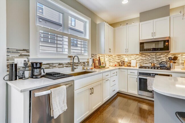 Building Photo - GREAT LOCATION!! Stunning 3BD/3.5BA luxury 4-level townhouse!