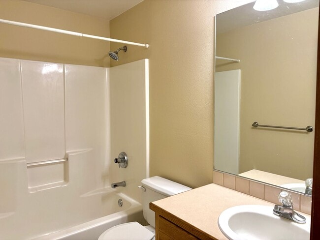 Building Photo - Spacious Ranch Style Home w/ private patio and yard, 2 car garage and vaulted ceilings