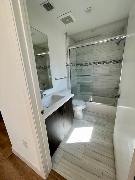 Building Photo - 6133 Fountain Ave