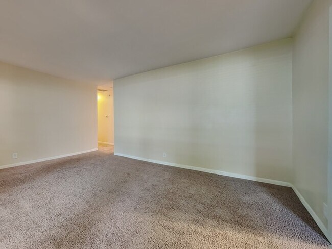 Building Photo - 4 bed 2 bath in Fishers!