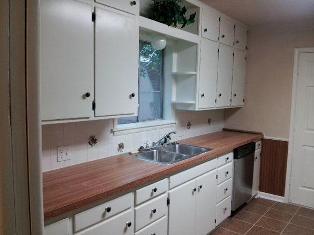 Building Photo - 2215 W Admiral Ave