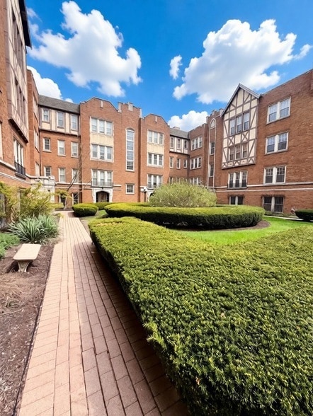 Building Photo - 10913 S Longwood Dr