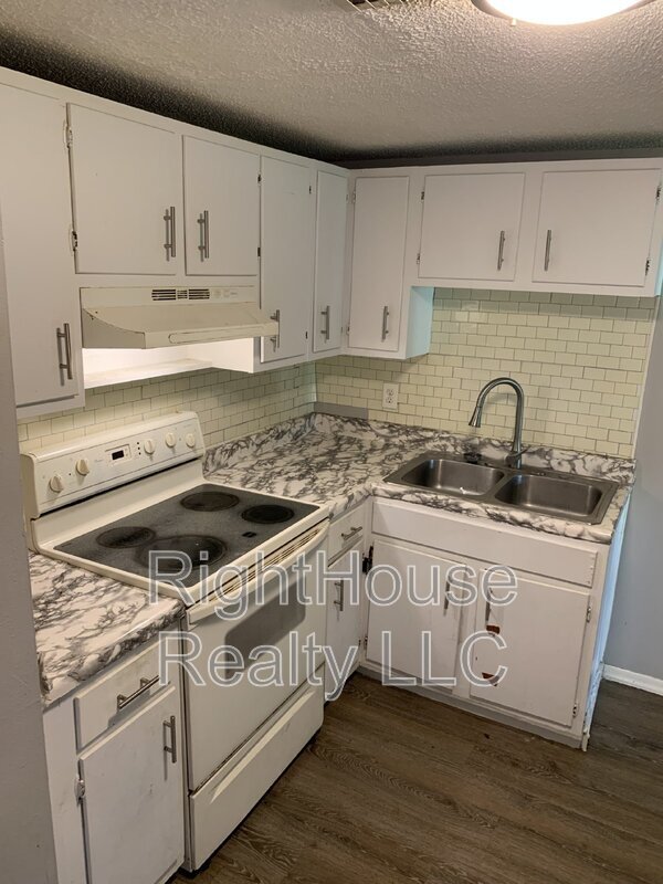 Building Photo - 2430 Tanglewood St