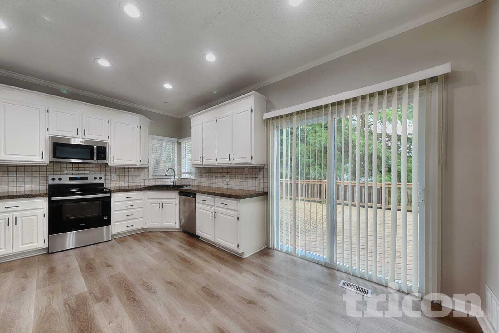 Building Photo - 9719 N Kenwood Ct