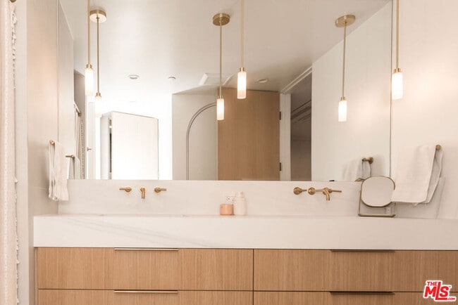 Building Photo - 606 N Ardmore Ave