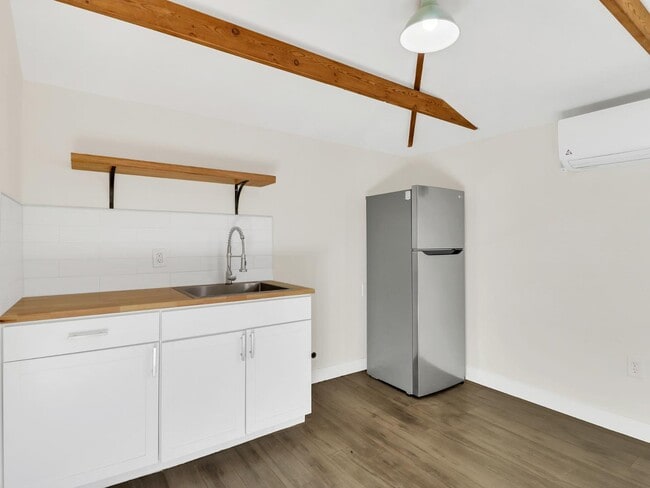 Building Photo - 544 W 17th Pl