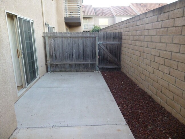 Building Photo - 3BR/3BA Townhouse Near Waller Park, just a...