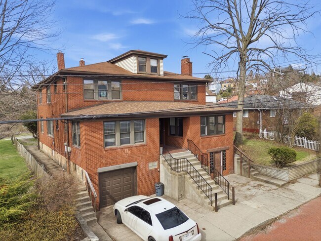 Building Photo - Beautiful, Newly Updated 3 Bedroom/1.5 Bath on quiet street near Pittsburgh's North side. AVAILAB...