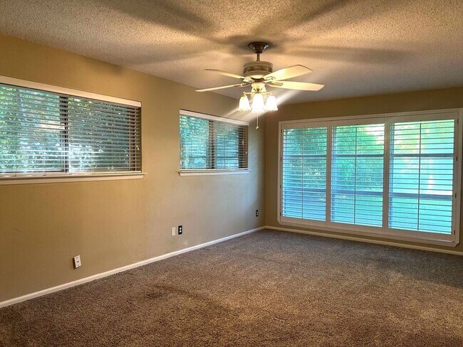 Building Photo - 613 W Redbud Dr