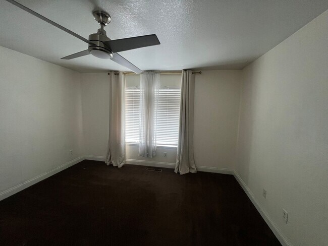 Building Photo - 3 bedroom, 2 bathroom, 1447 Sq Ft