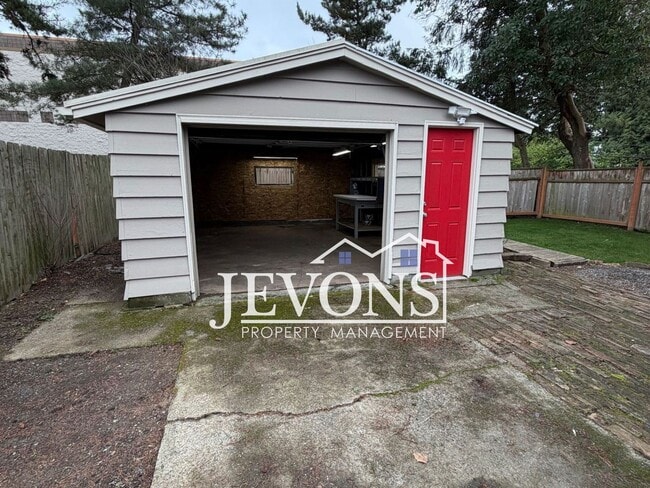 Building Photo - Spacious Single-Family Home on Elevated Corner Lot Near Seattle & Burien