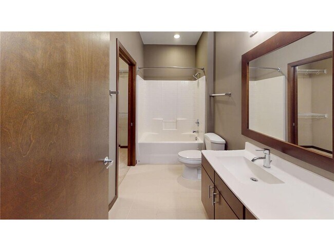 Building Photo - 730 N Washington Ave